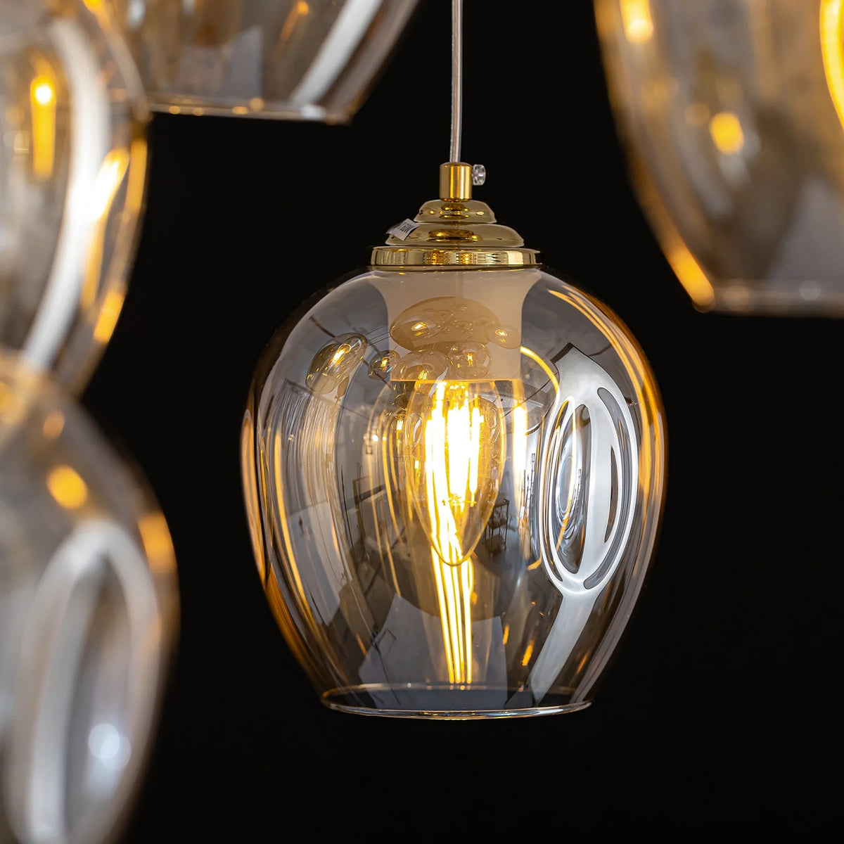 close-up-of-aura-luxury-glass-chandelier-in-foyer-Carra Home-lighting