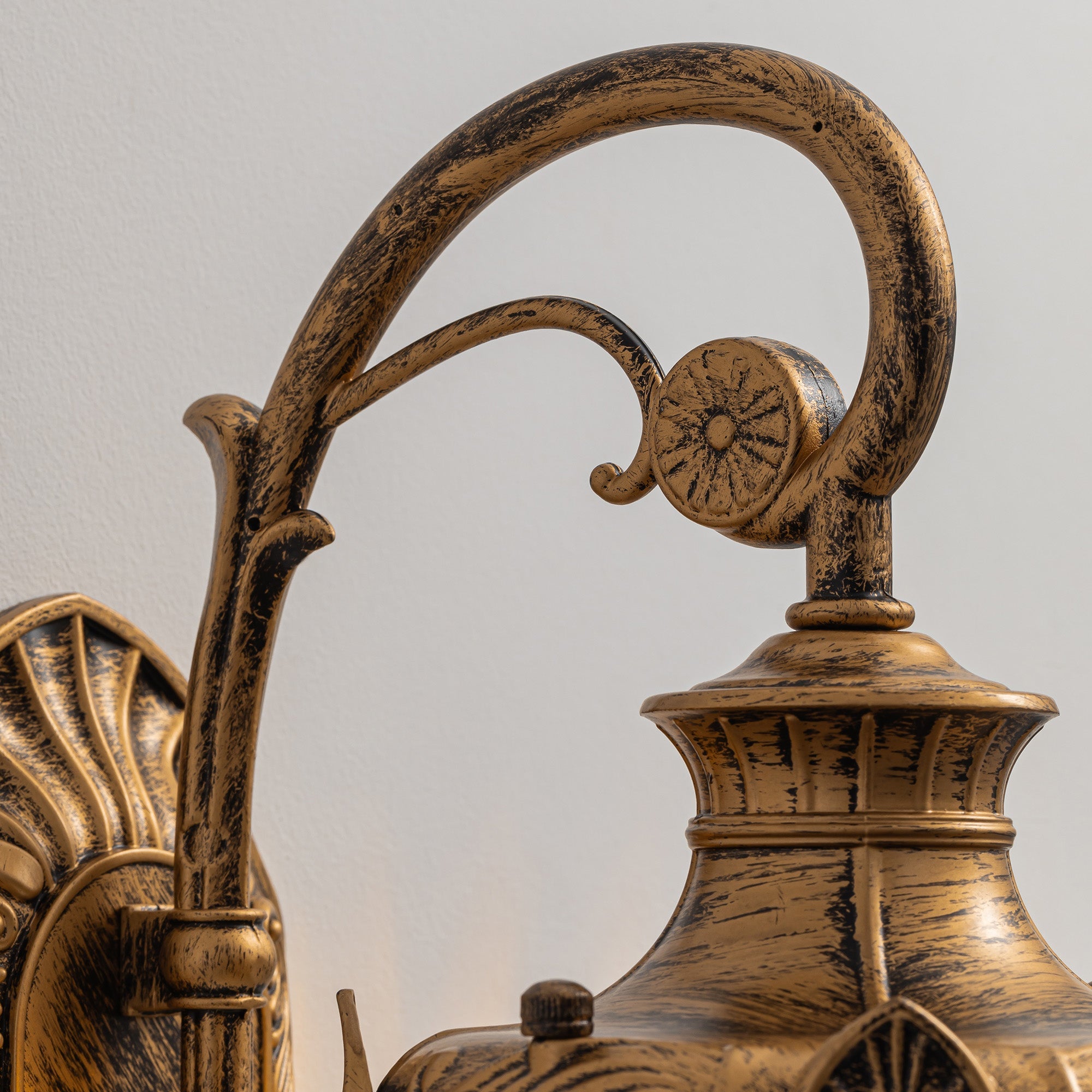 valdoria-vintage-rustic-bronze-aluminum-glass-lantern-above-details-sofary-20260610